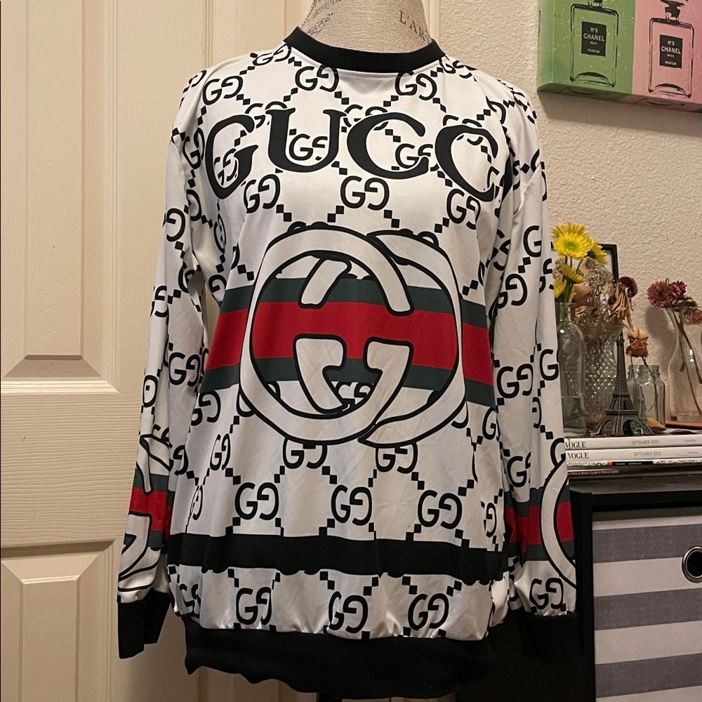 Women's Graphic Logo Top. Closet clearout no returns. Soft Silky material.